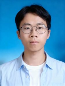 Jeune homme avec lunettes, fond bleu.