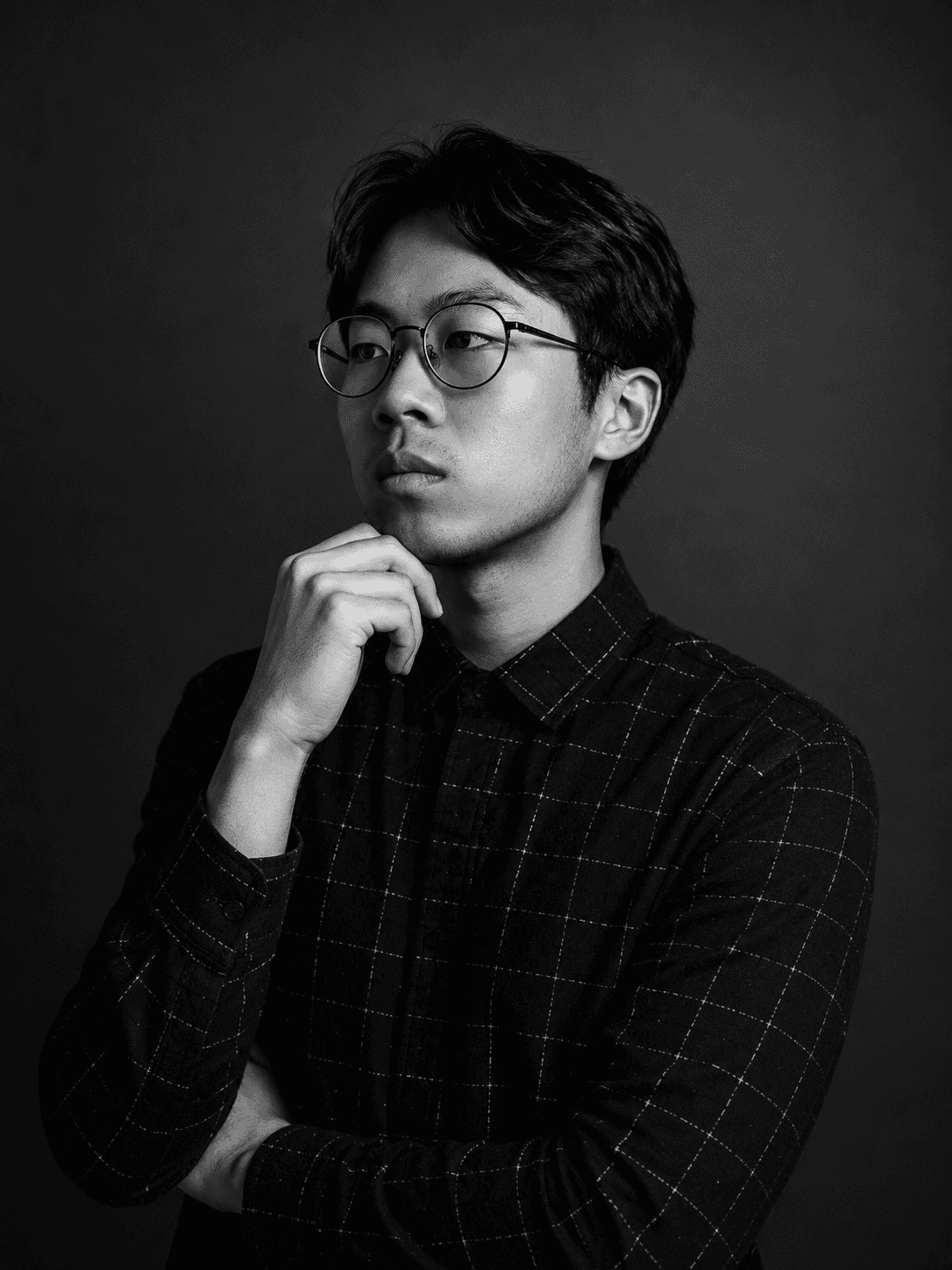 Photo professionnel d'un jeune homme avec des lunettes