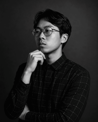 Photo professionnel d'un jeune homme avec des lunettes
